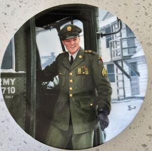 Elvis Limited Edition Elvis Presley: Looking at a Legend 1989 Plate